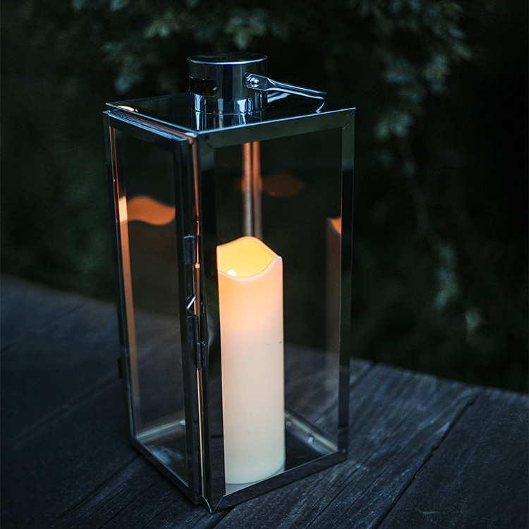 Battery powered candle with darkness sensor