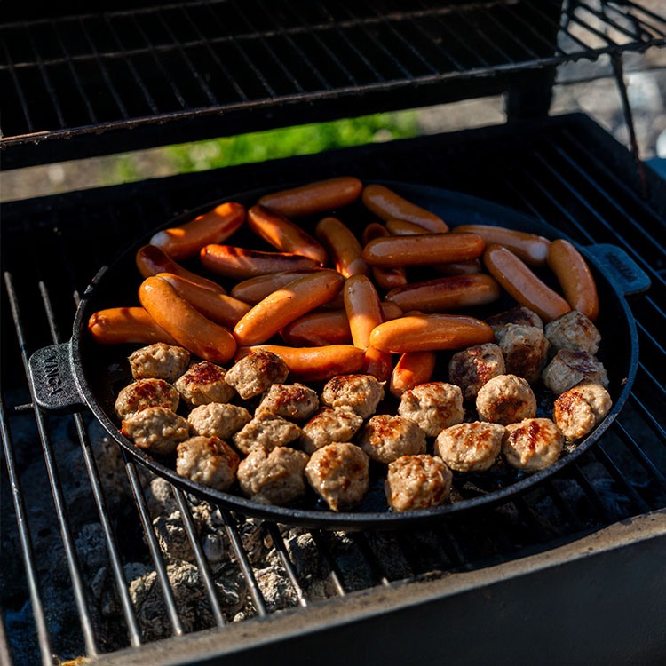 Cast-iron pan for the grill