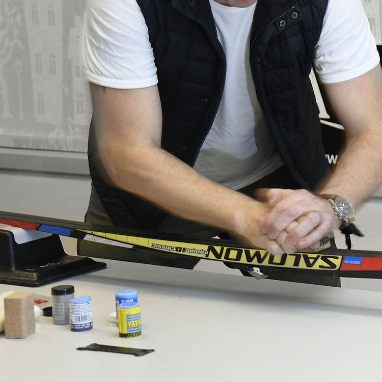 Portable wax stand for cross-country skis
