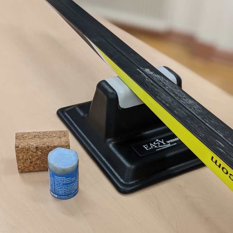 Portable wax stand for cross-country skis