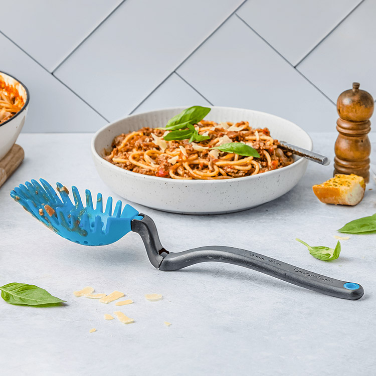 Rotating spoon with holes