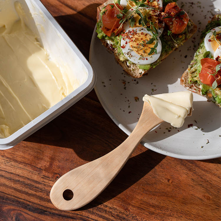Thin butter knife with straight edges