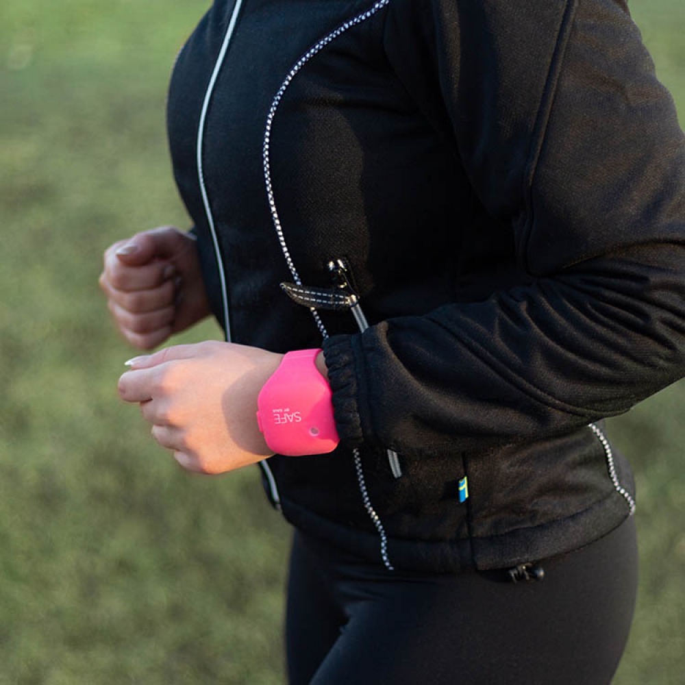 Assault alarm adjustable bracelet