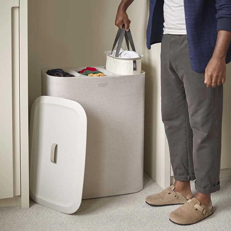 Laundry basket with sorting compartment