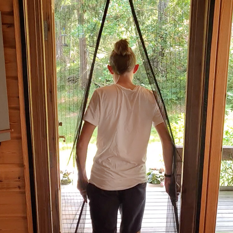 Mosquito net with magnetic lock