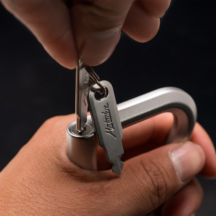 Carabiner with lock