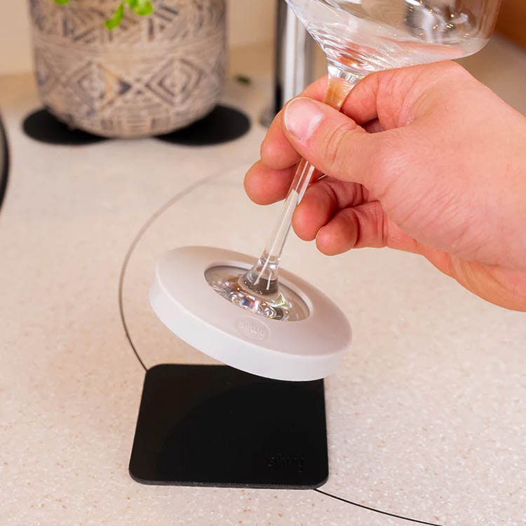 Magnetic silicone base for Silwy glasses