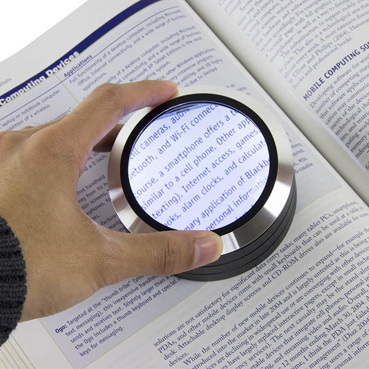 Magnifying glass with light