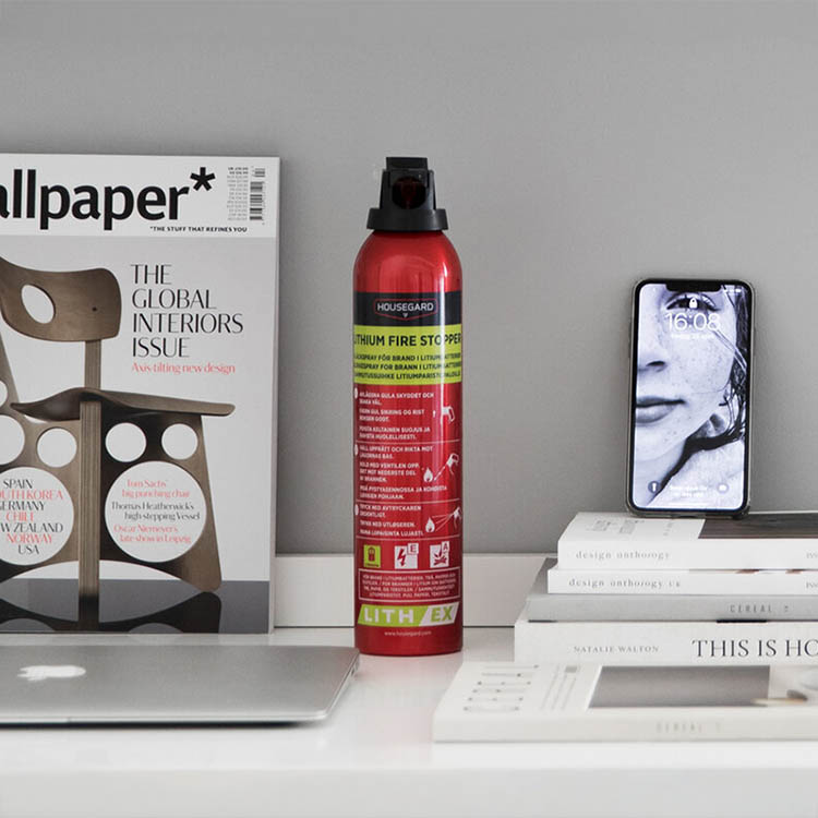 Fire extinguishing spray for lithium-ion batteries