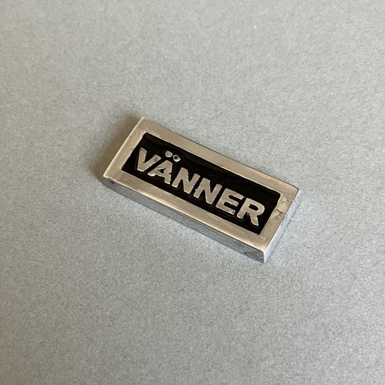 Sign with frame, VÄNNER, Exmez, 4 x H 1,7 cm, Black / Silver