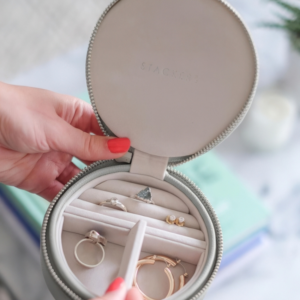 Travel Jewellery Box, Round, STACKERS, Ø 12 x H 4,5 cm, Pebble Grey in the group Storage / Travel storage / Travel jewelry storage at SmartaSaker.se (42696)